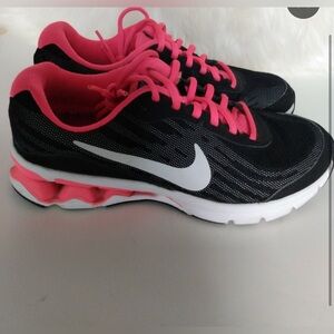 Nike Women's Black and Pink Athletic Shoes